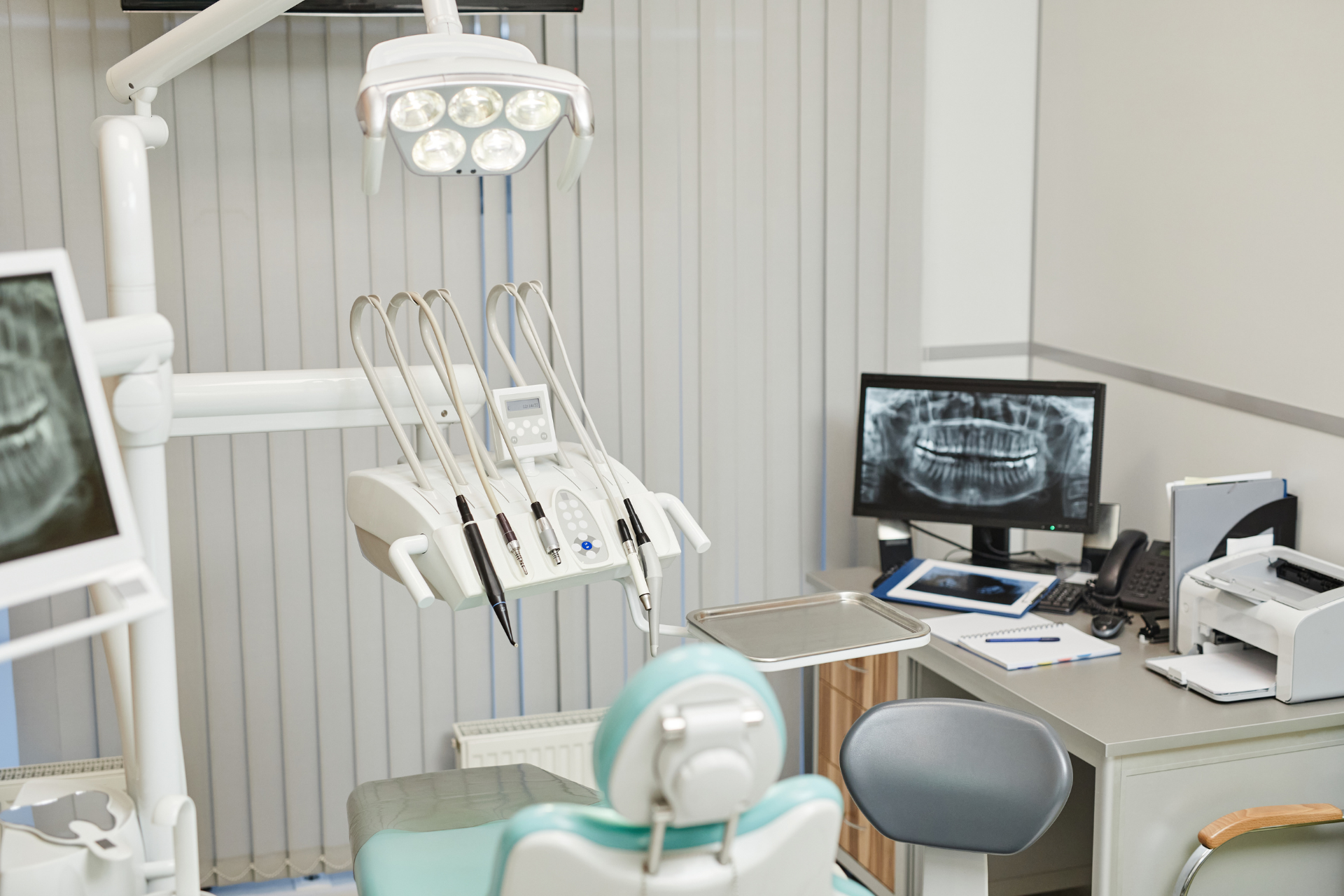 A clean and well-equipped dental clinic featuring advanced dental tools, X-ray imaging, and a comfortable patient chair, ensuring a smooth first visit experience.
